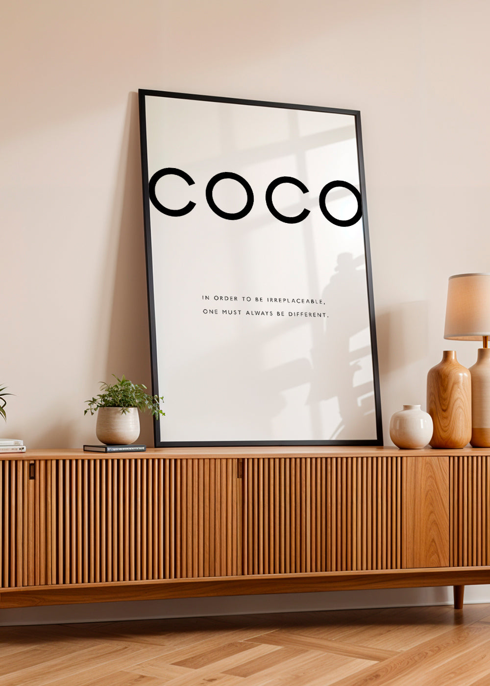 Černobílý obraz s citátem COCO