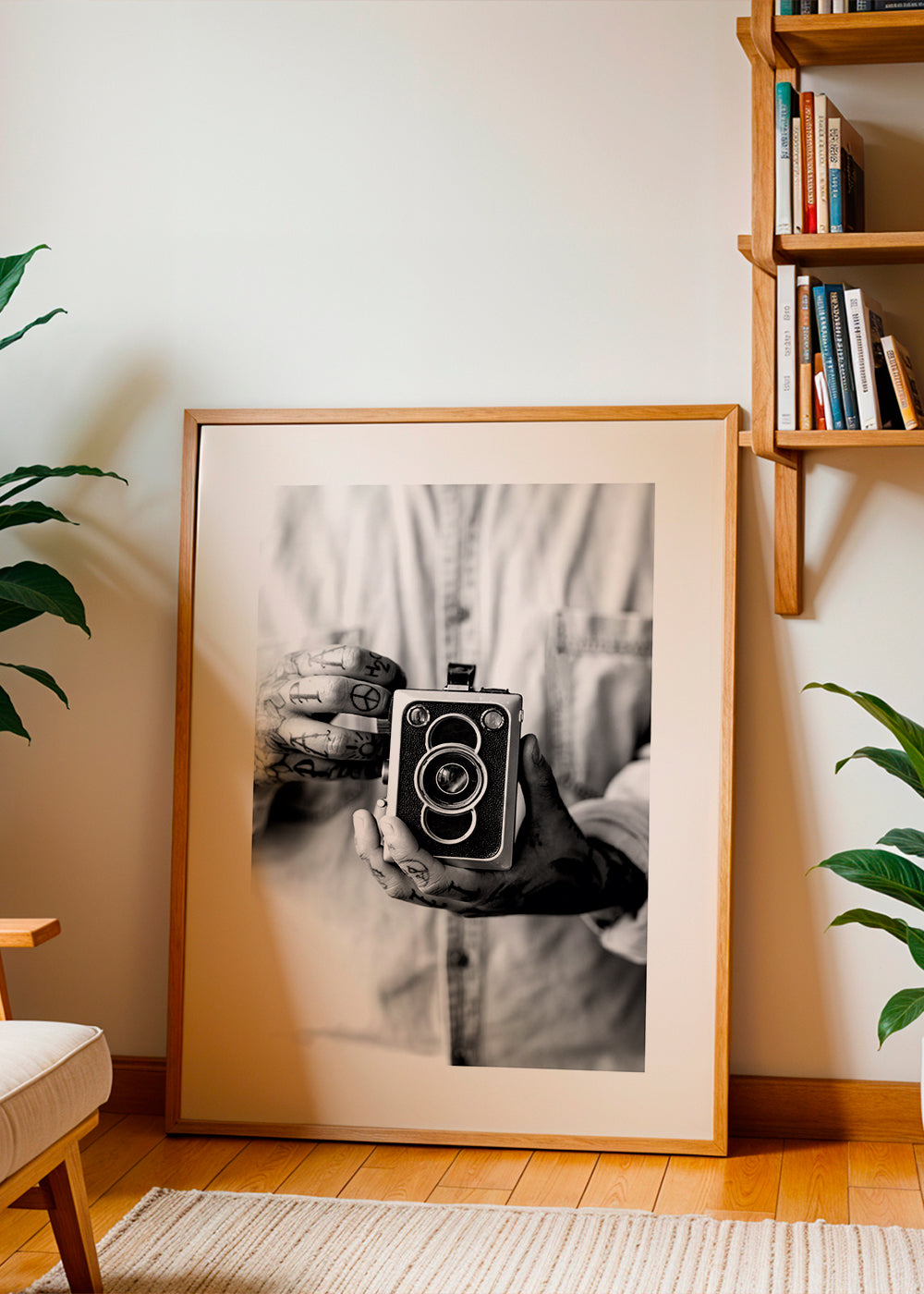 Vintage obraz: starý fotoaparát v tetovaných rukou