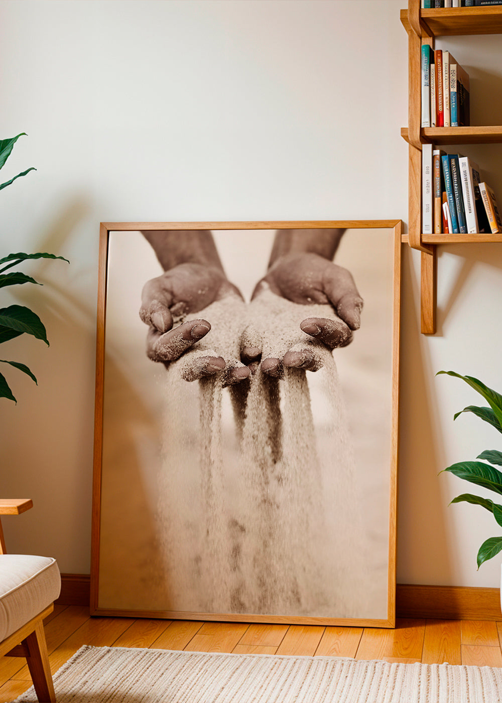 Fotografie rukou s padajícím pískem