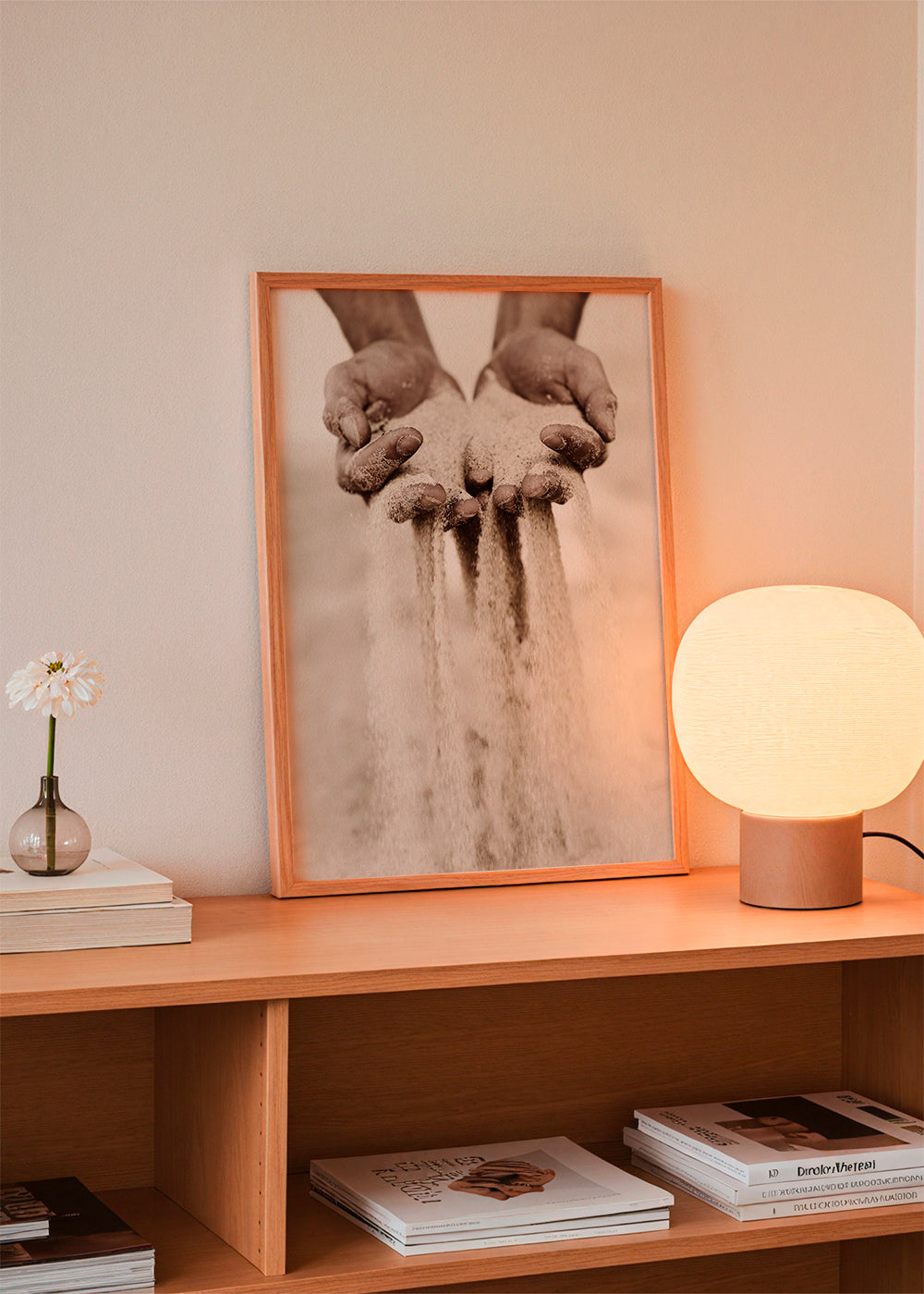 Fotografie rukou s padajícím pískem