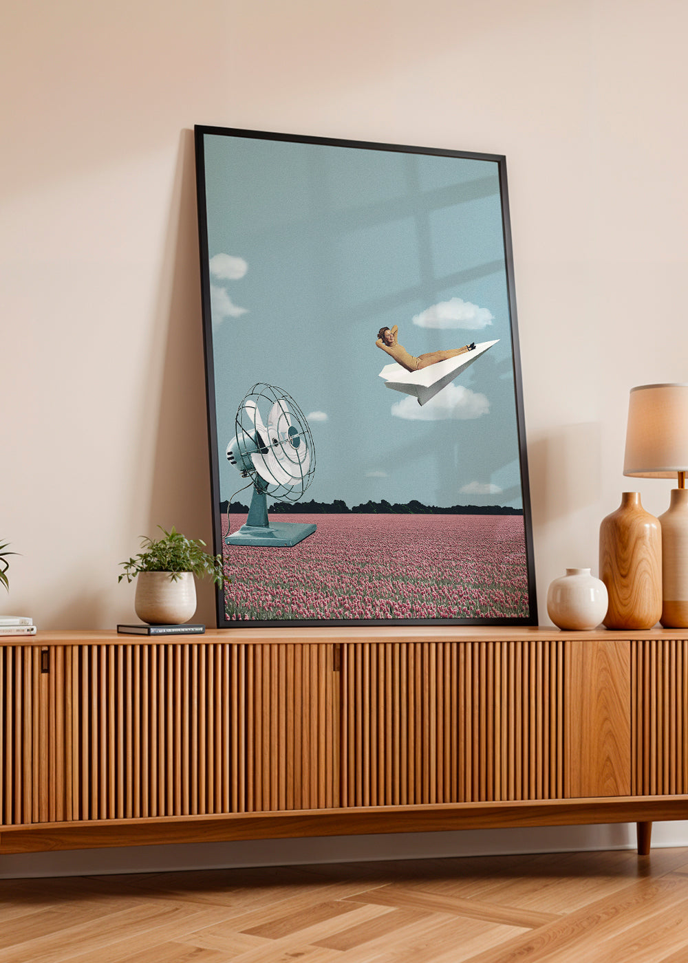 Ilustrace papírového letadla nad růžovým polem