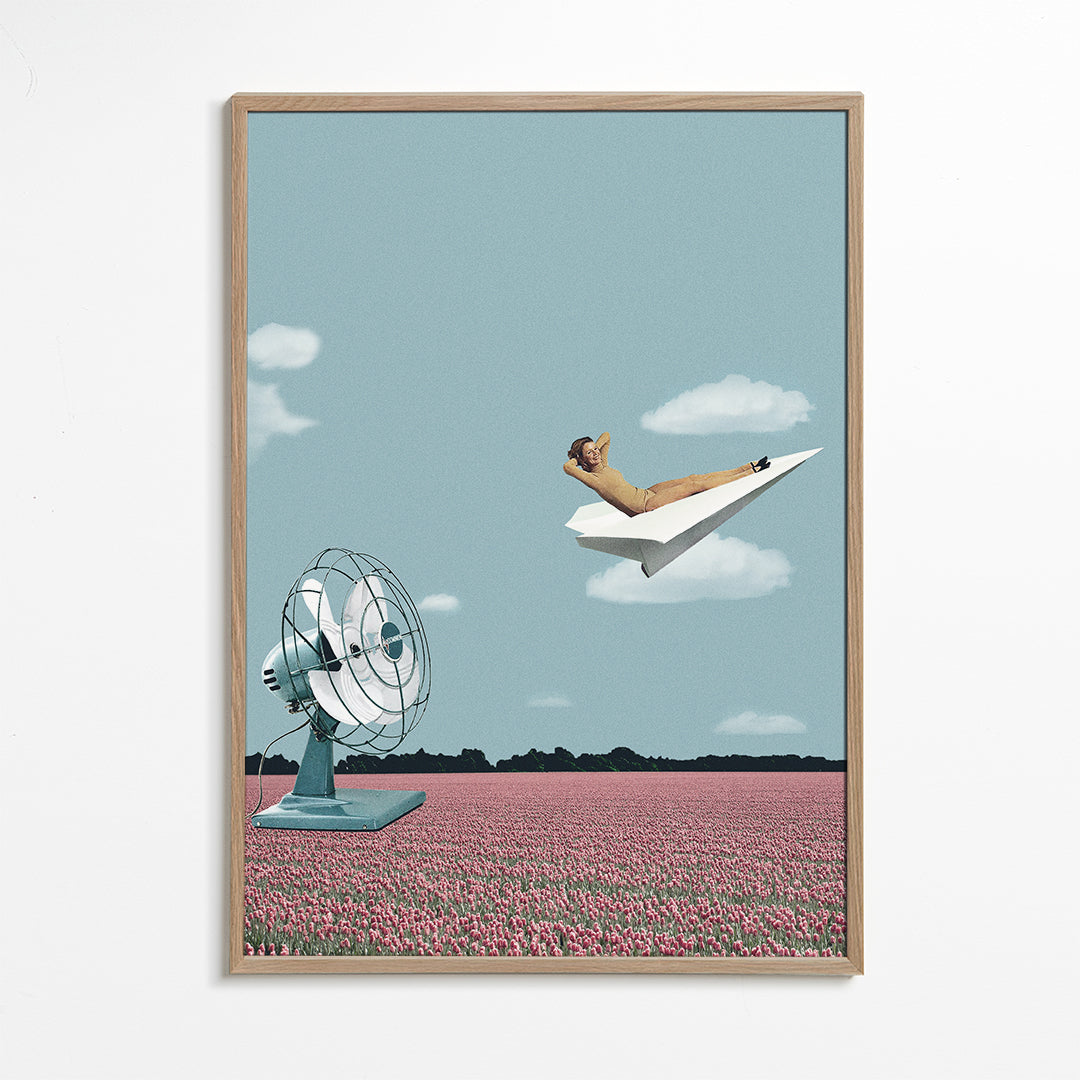 Ilustrace papírového letadla nad růžovým polem