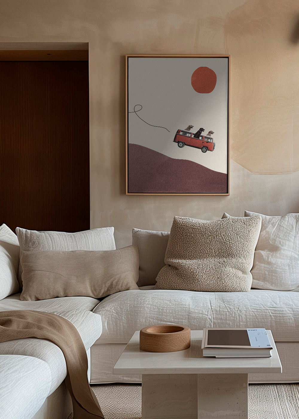 Obraz červený vůz se psy na minimalistickém návrší