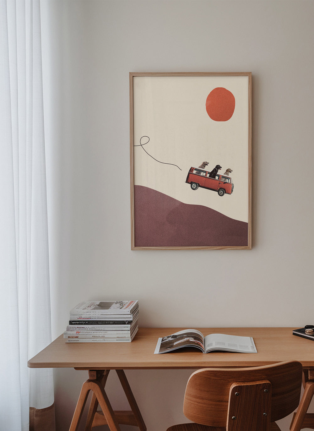 Obraz červený vůz se psy na minimalistickém návrší