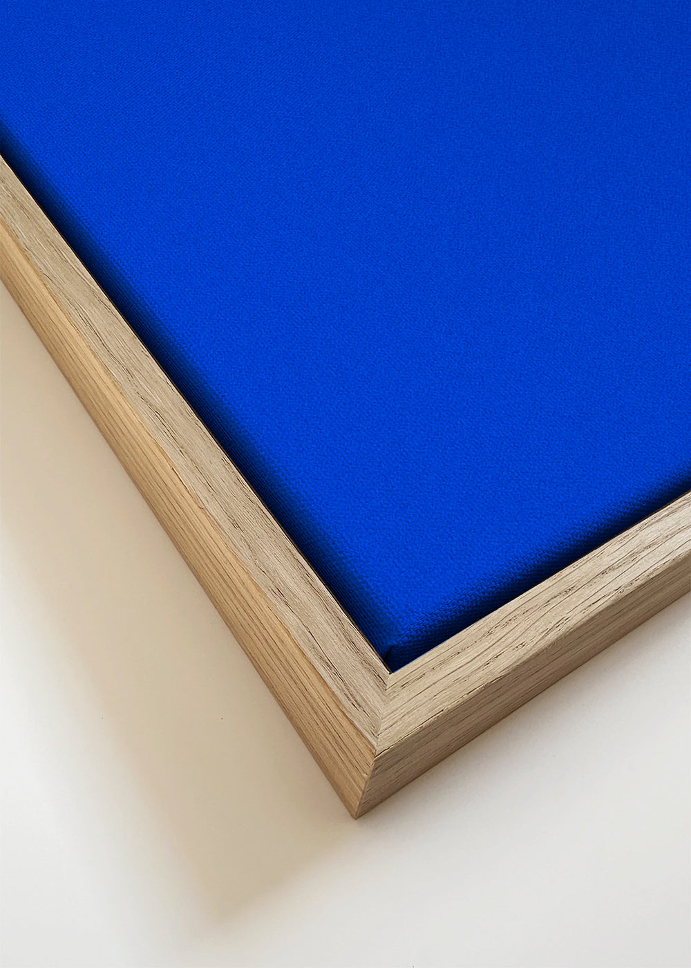 Minimalistický obraz s vznášející se postavou na modré obloze