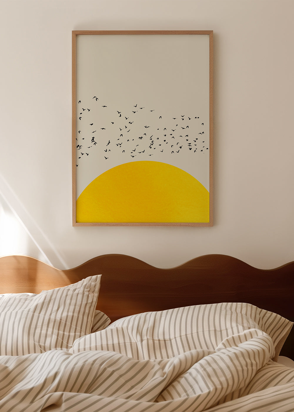 Ilustrace hejna nad minimalistickým sluncem