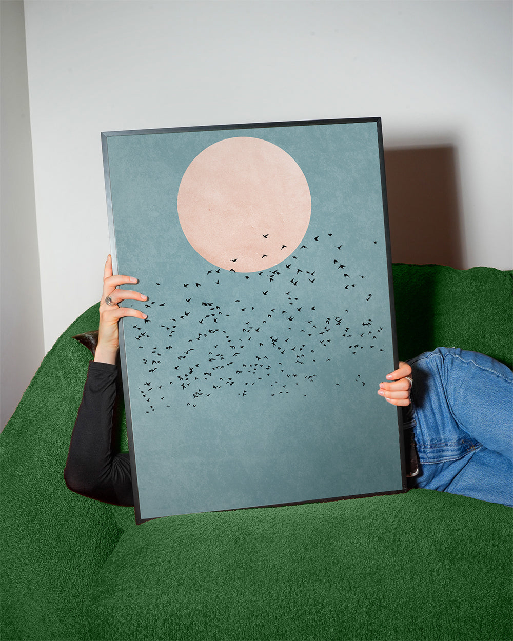 Minimalistická ilustrace růžový měsíc a hejno