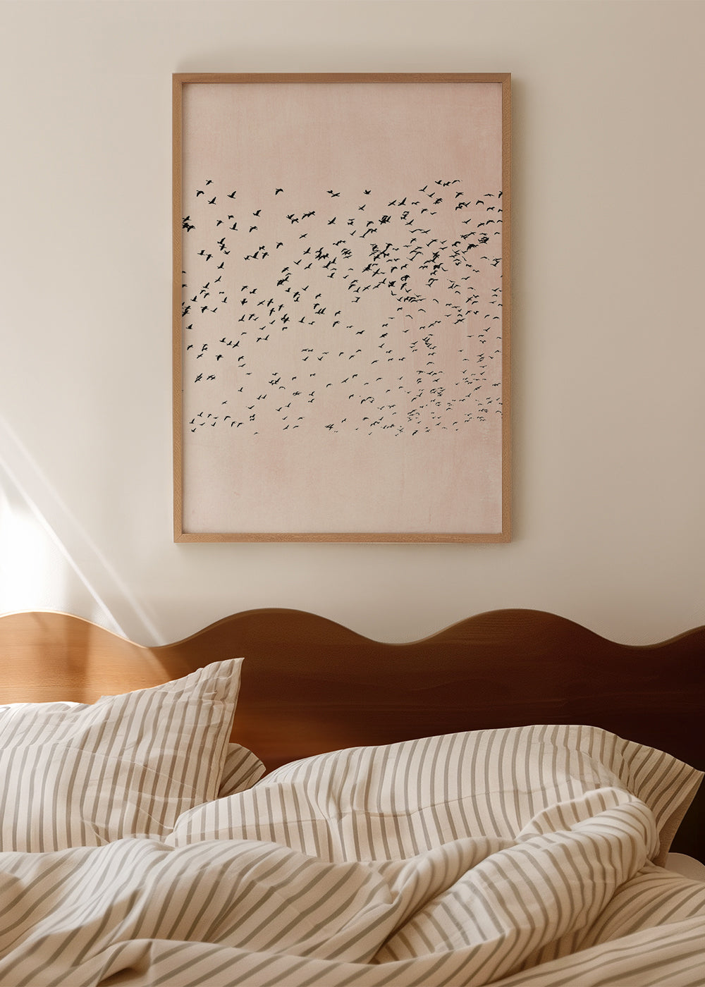 Minimalistické dílo s hejnem na růžovém pozadí