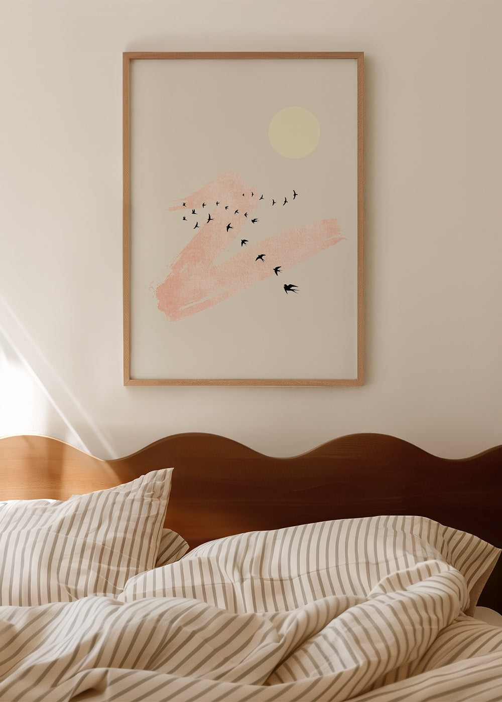 Ilustrace letících ptáků s růžovým tahem