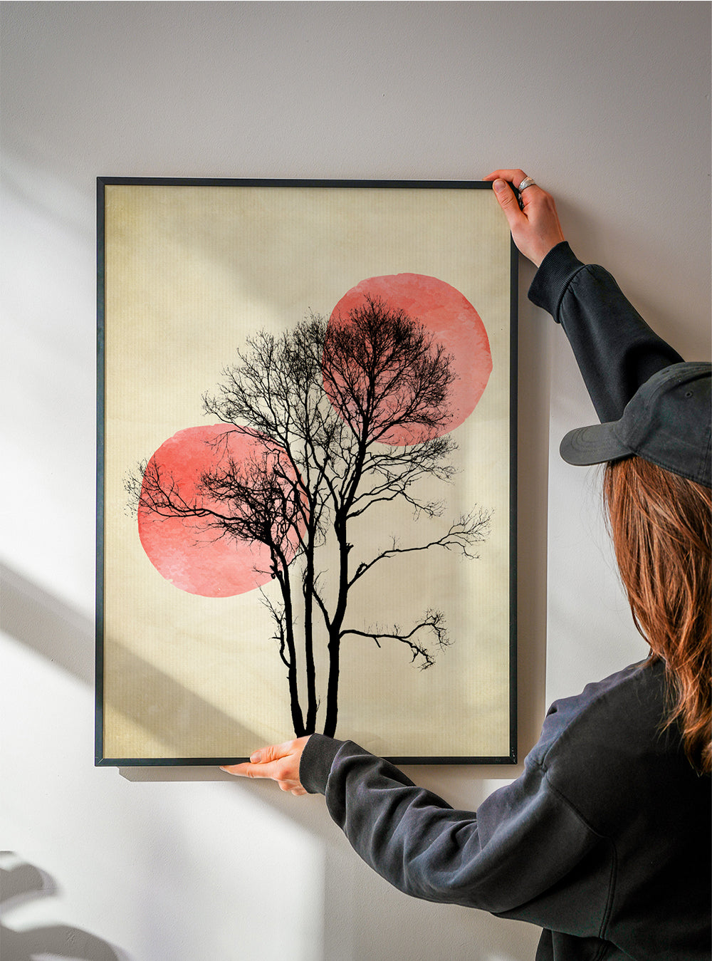 Botanický plakát strom v siluetě s korálovými měsíci