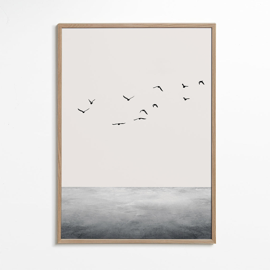 Minimalistický tisk ptáků v letu nad klidným obzorem