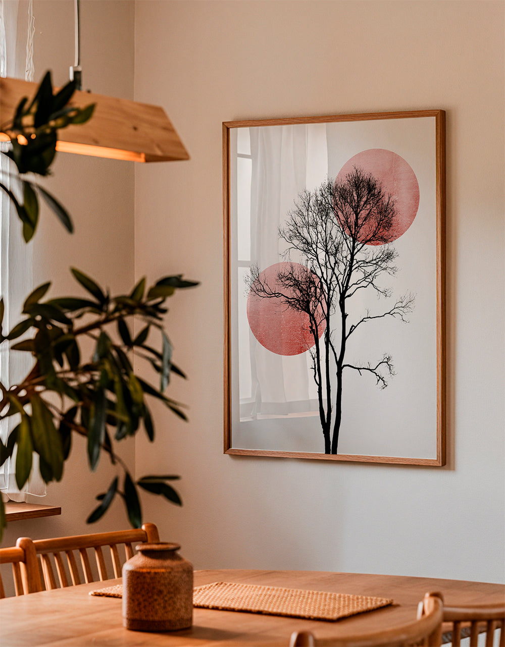 Botanický plakát: silueta stromu s růžovými kruhy