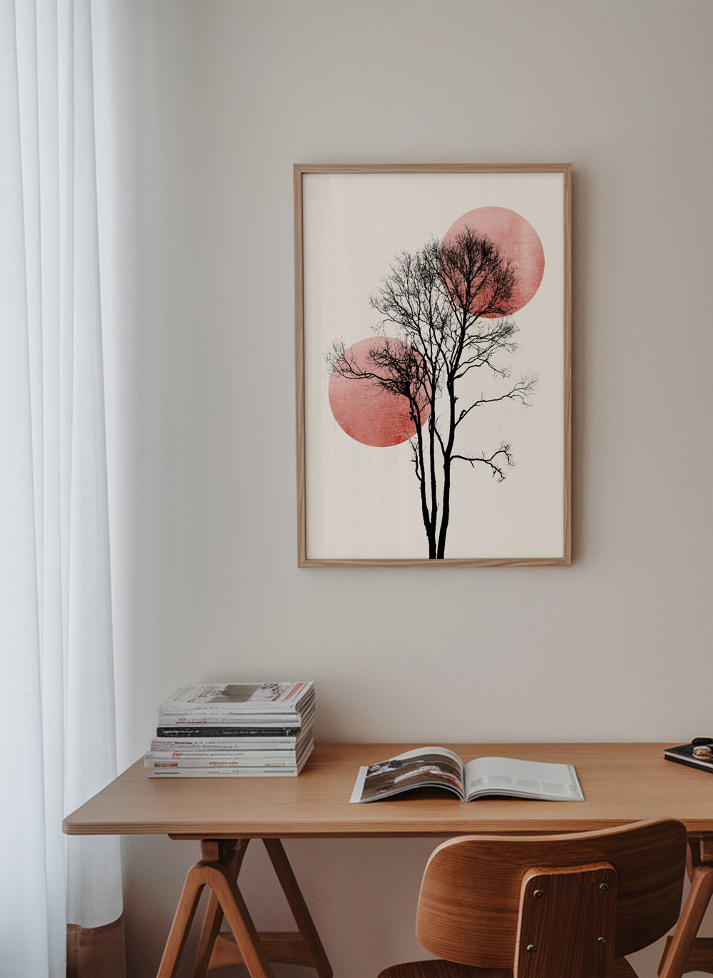 Botanický plakát: silueta stromu s růžovými kruhy
