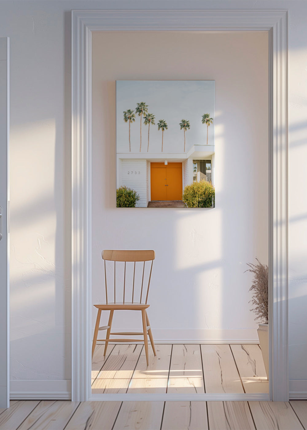 Minimalistická fotografie: oranžové dveře a palmy