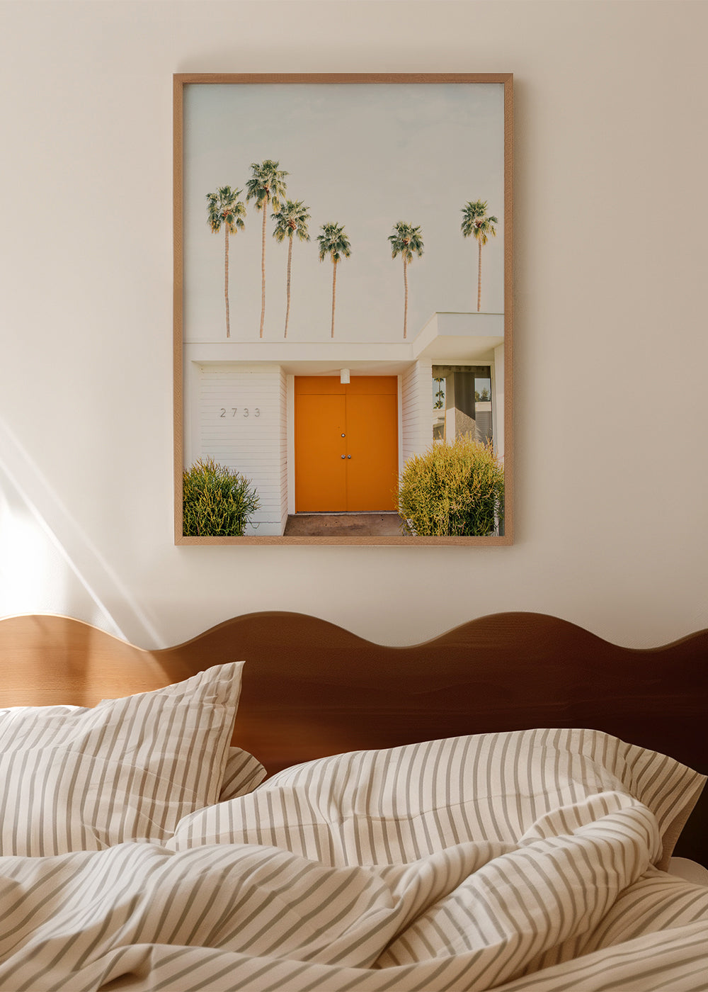 Minimalistická fotografie: oranžové dveře a palmy