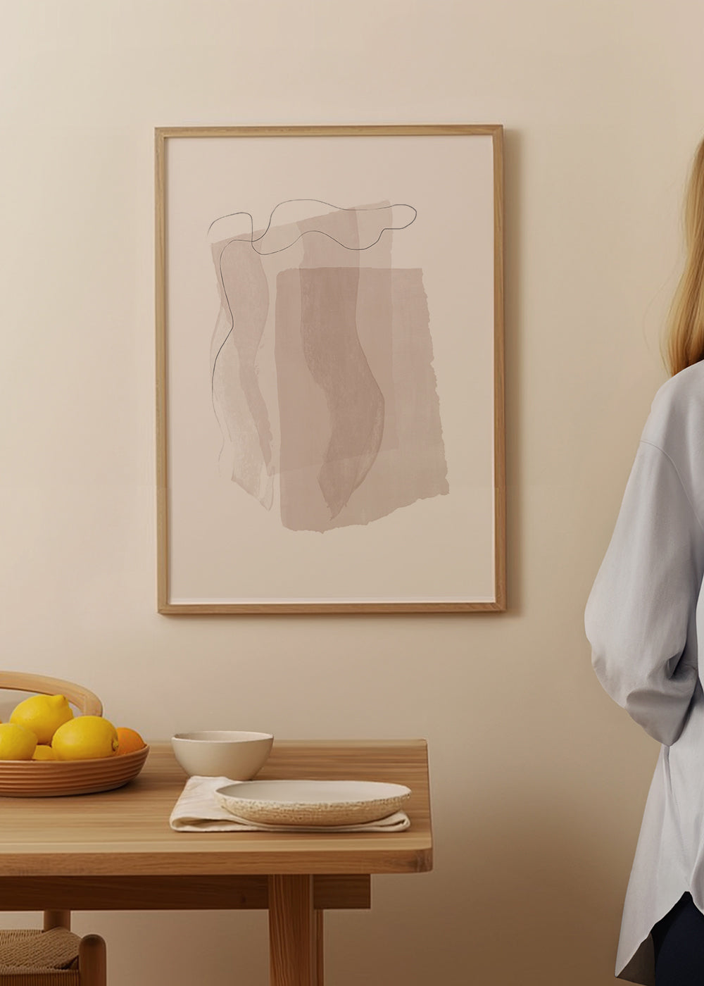 Abstraktní obraz s neutrálními tahy a minimalistickou linií