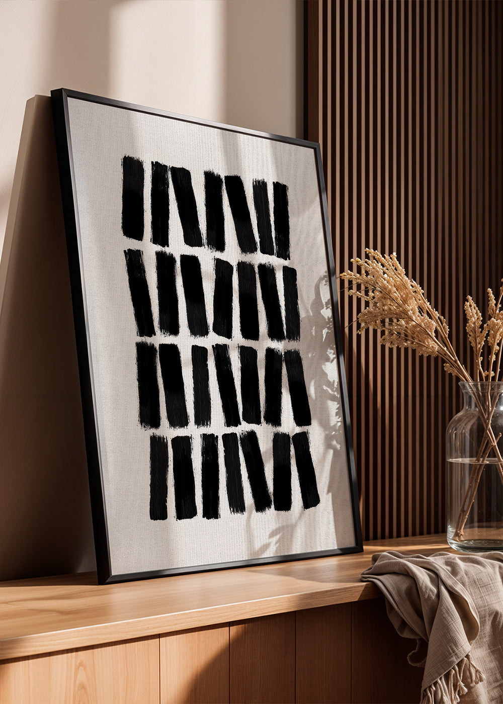 Abstraktní černé štětcové tahy vertikálně