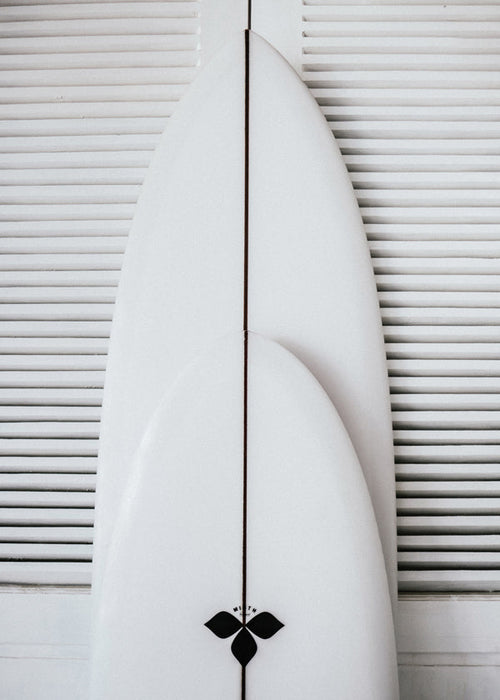 Sportovní obraz: minimalistické surfové prkna