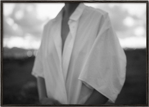 Intimní černobílá fotografie trupu s košilí