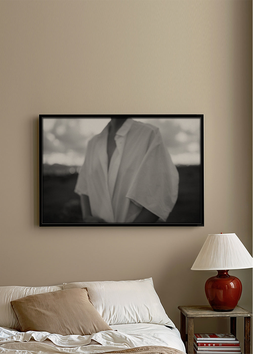 Intimní černobílá fotografie trupu s košilí