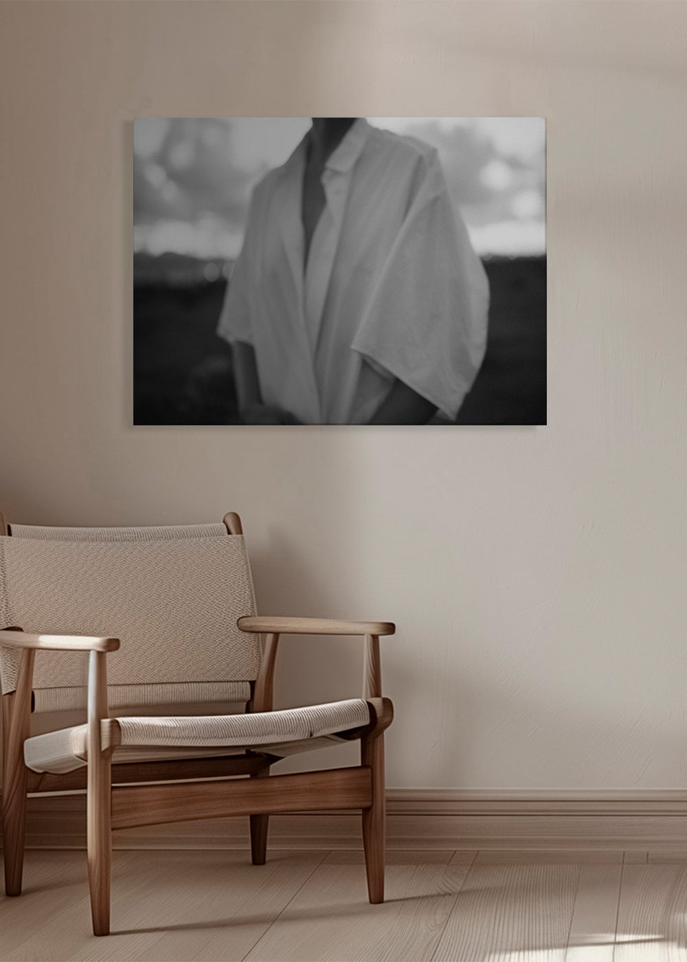 Intimní černobílá fotografie trupu s košilí