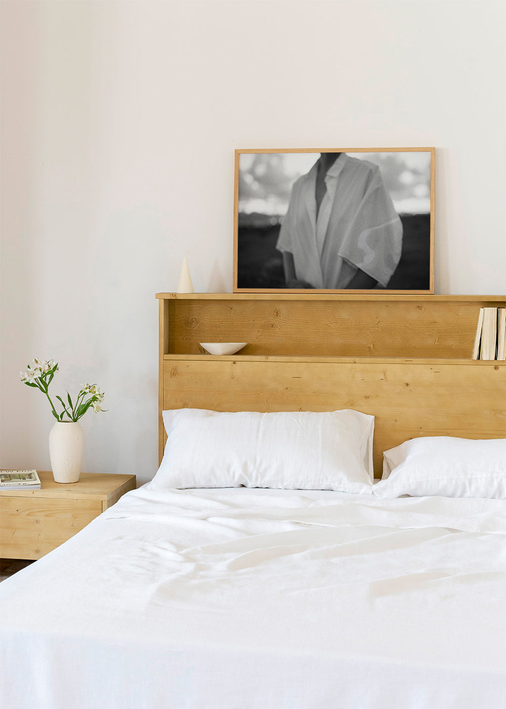 Intimní černobílá fotografie trupu s košilí
