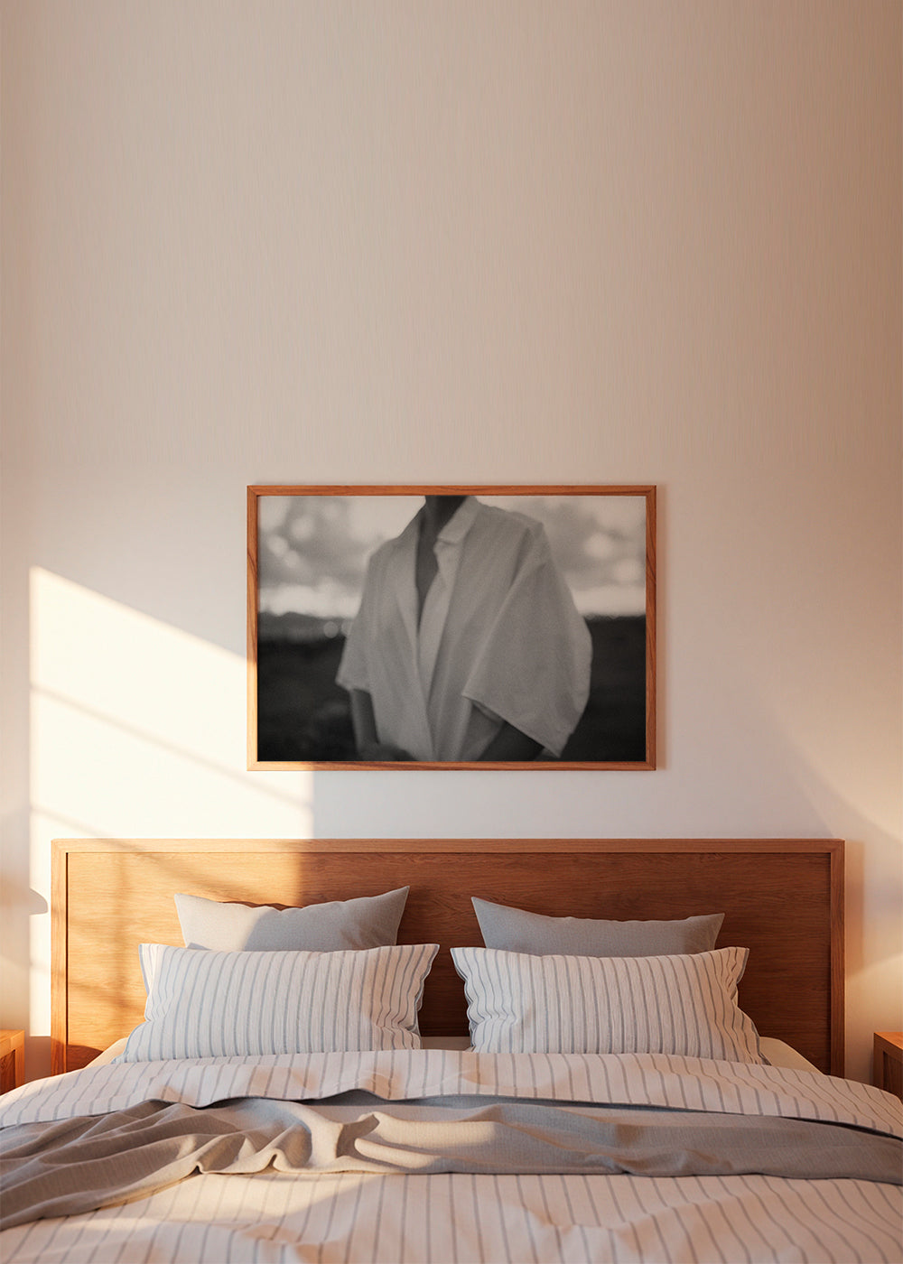 Intimní černobílá fotografie trupu s košilí