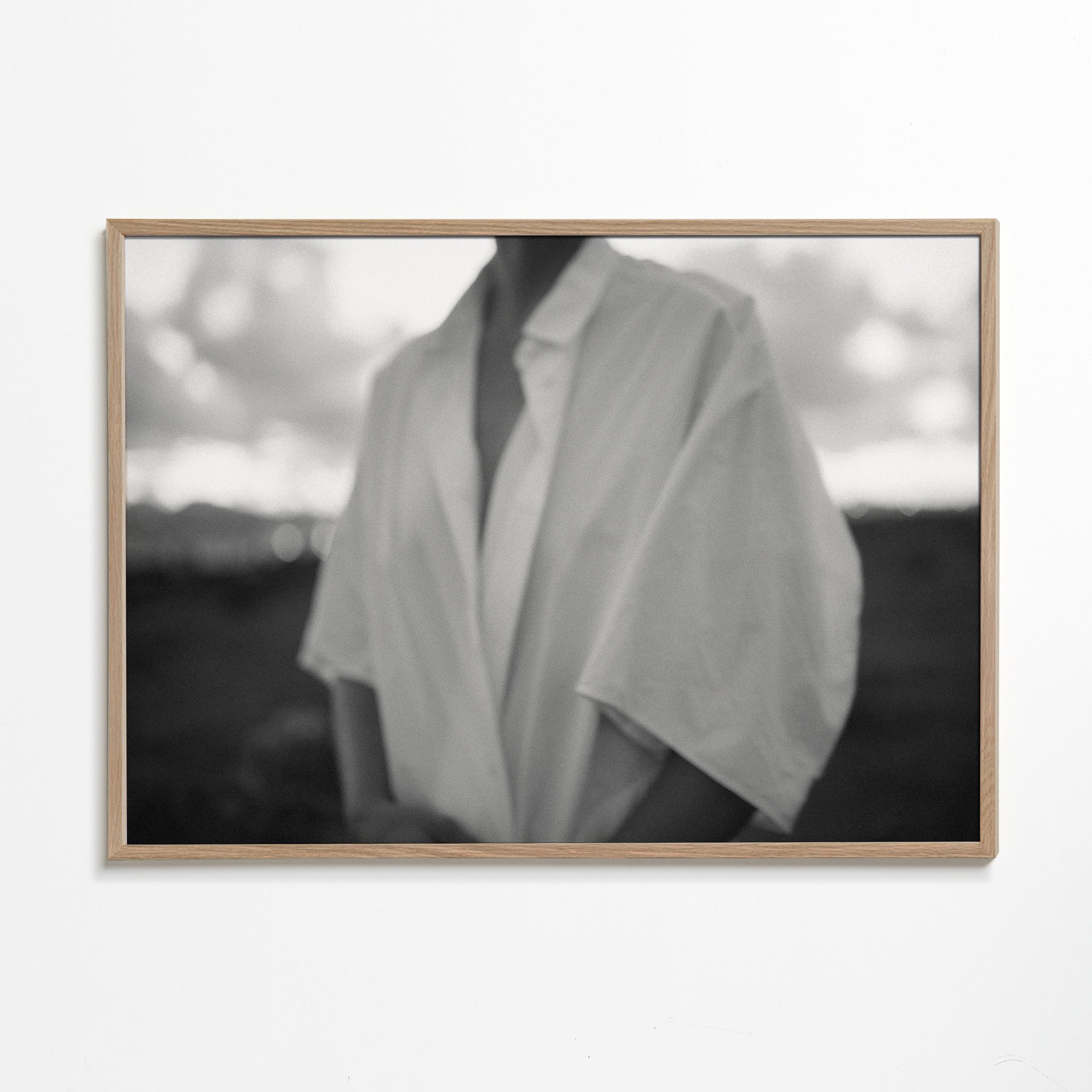 Intimní černobílá fotografie trupu s košilí