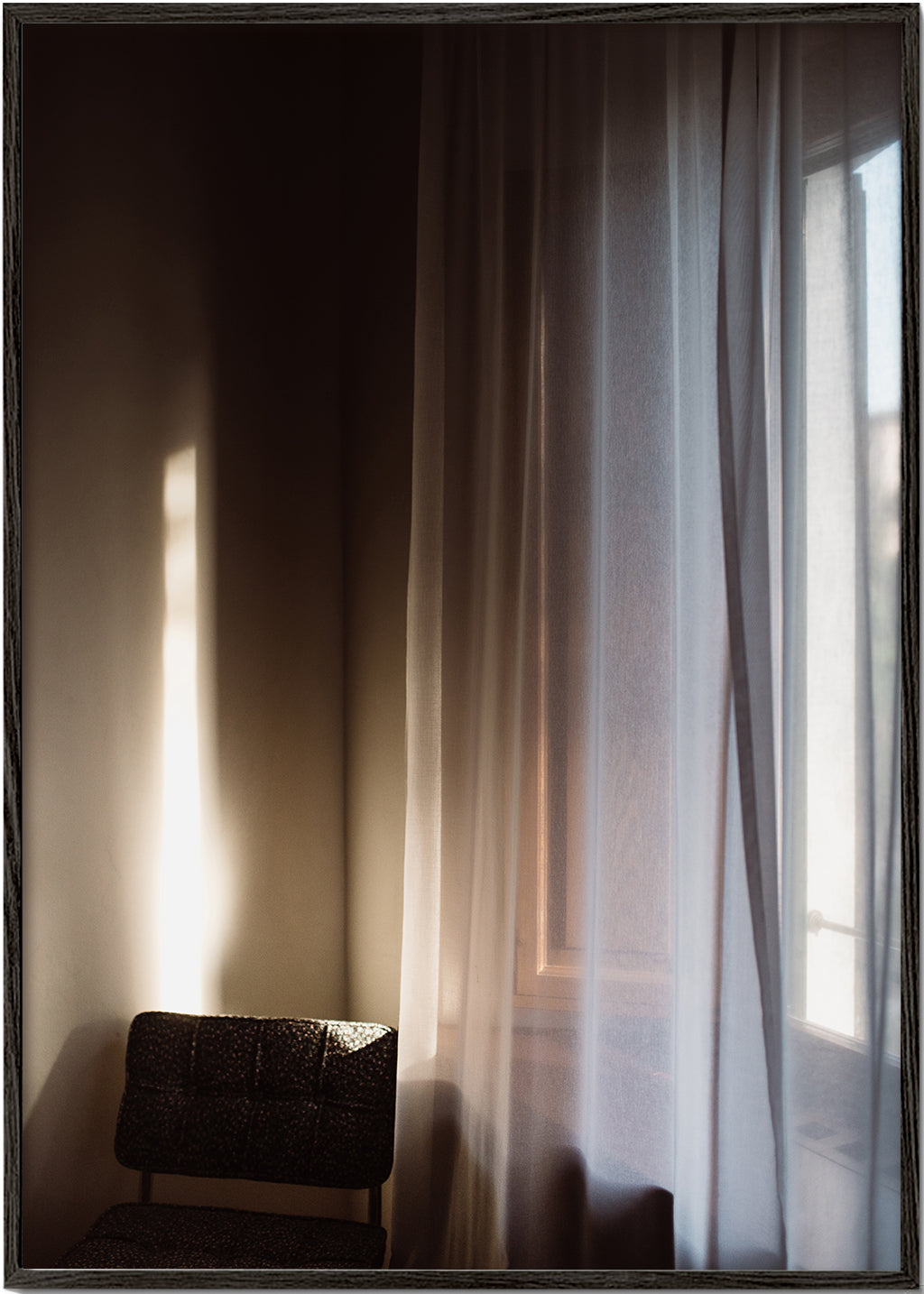 Fotografie okna a závěsu s jemným světlem