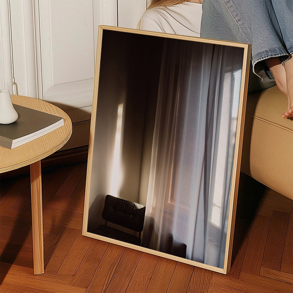 Fotografie okna a závěsu s jemným světlem