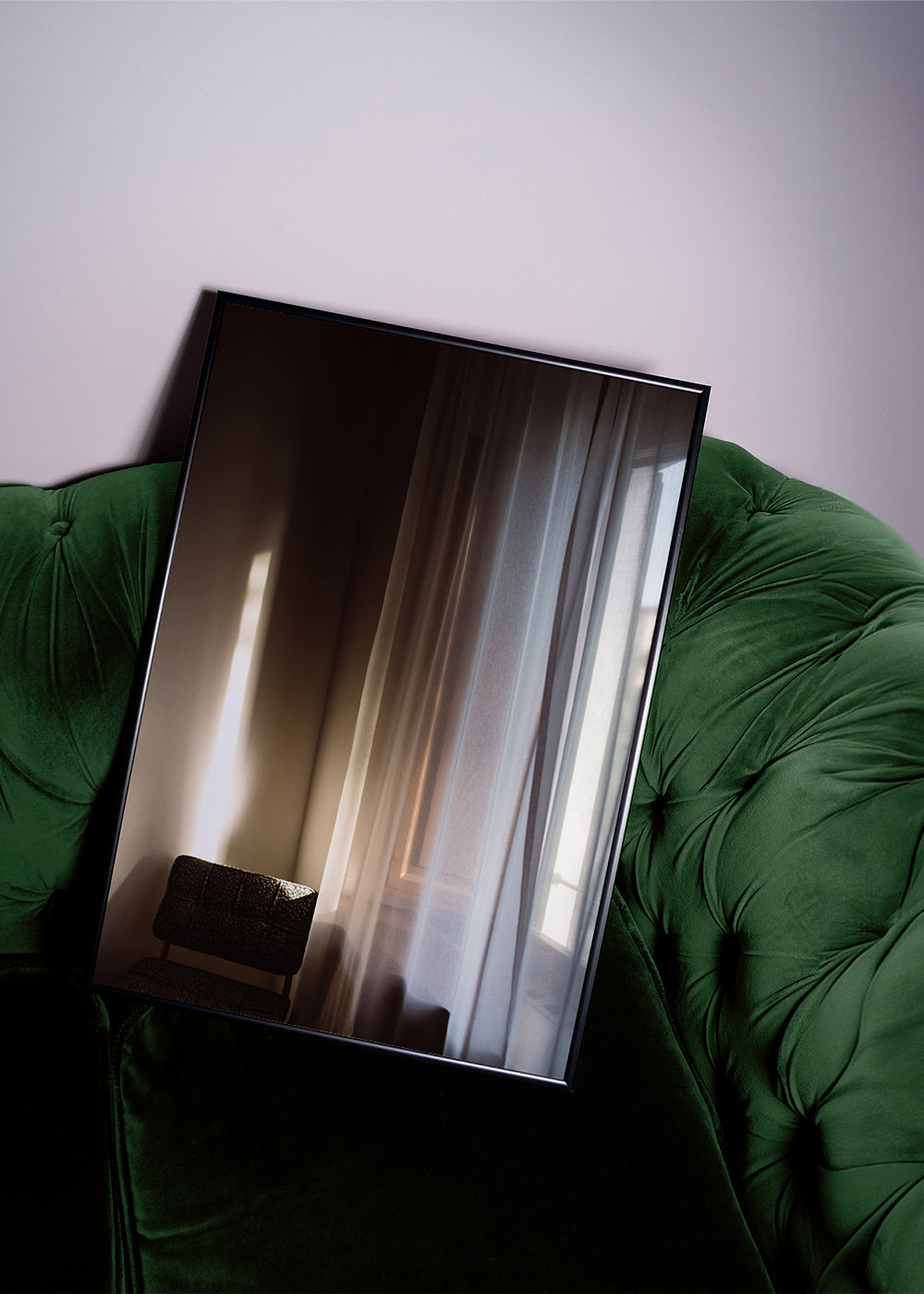Fotografie okna a závěsu s jemným světlem