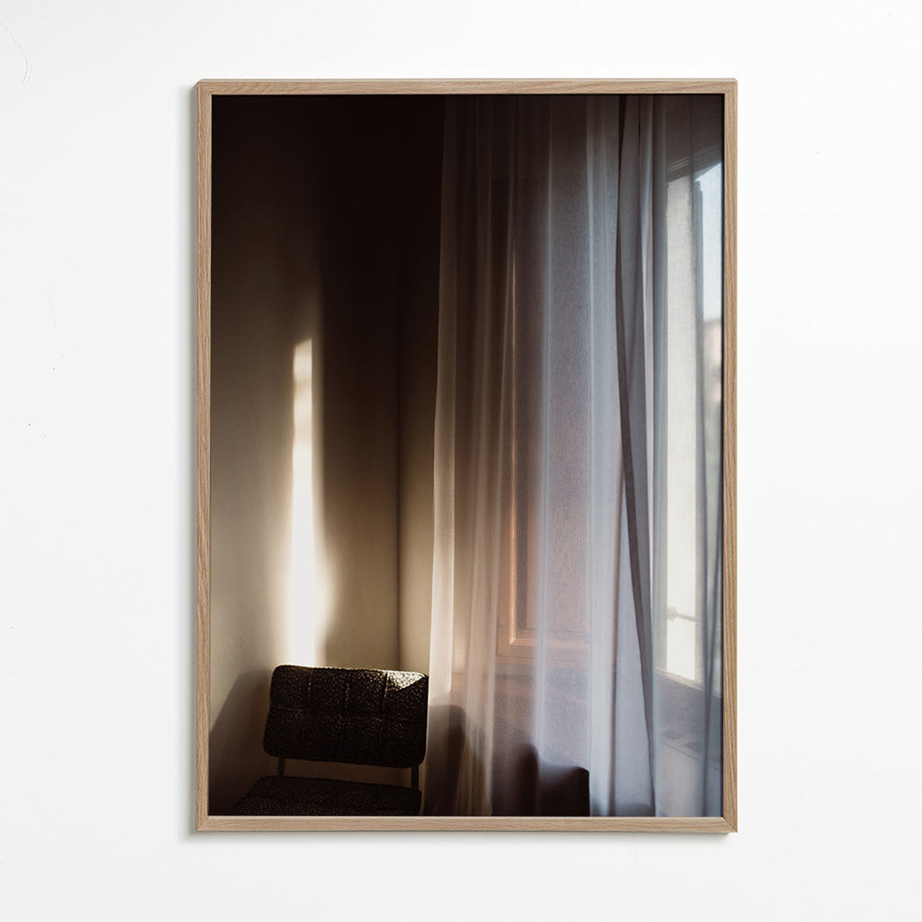 Fotografie okna a závěsu s jemným světlem