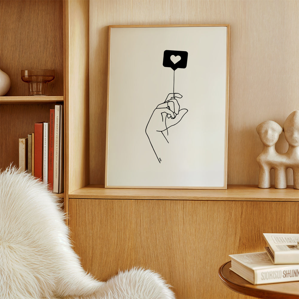 Minimalistická ilustrace: ruka s bublinou srdce