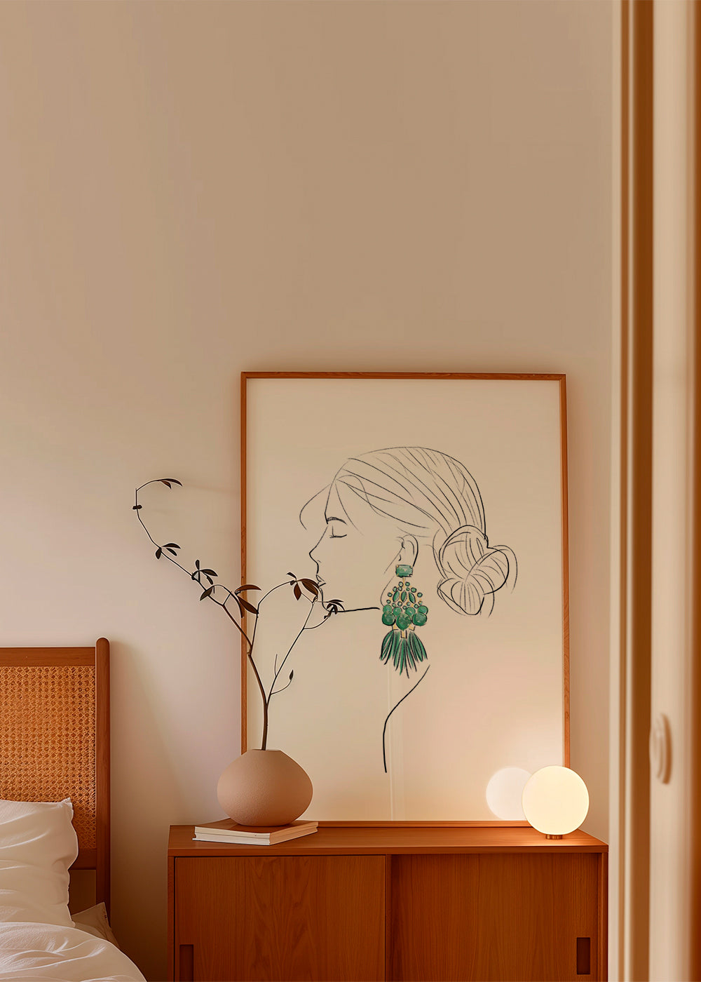 Ilustrace profil ženy se zelenými náušnicemi