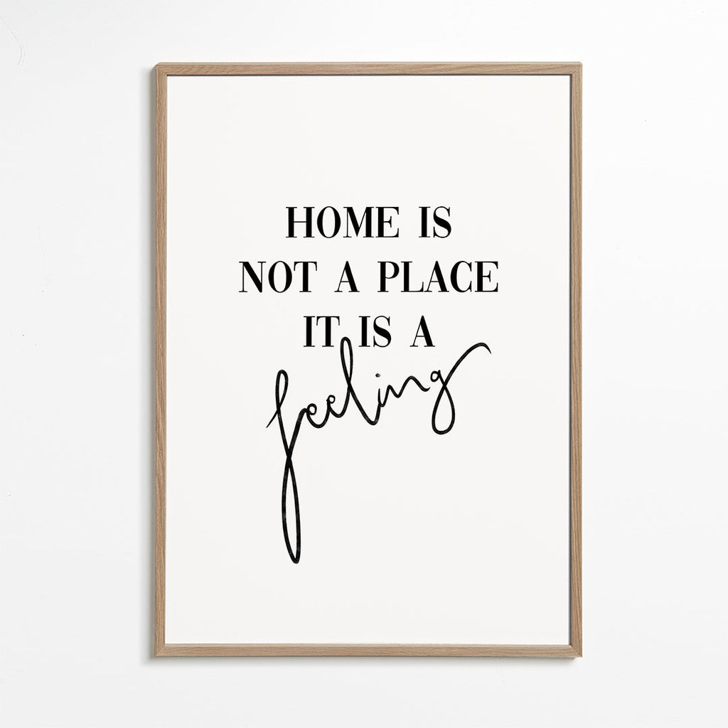 Černobílá typografická grafika "Home is a feeling"