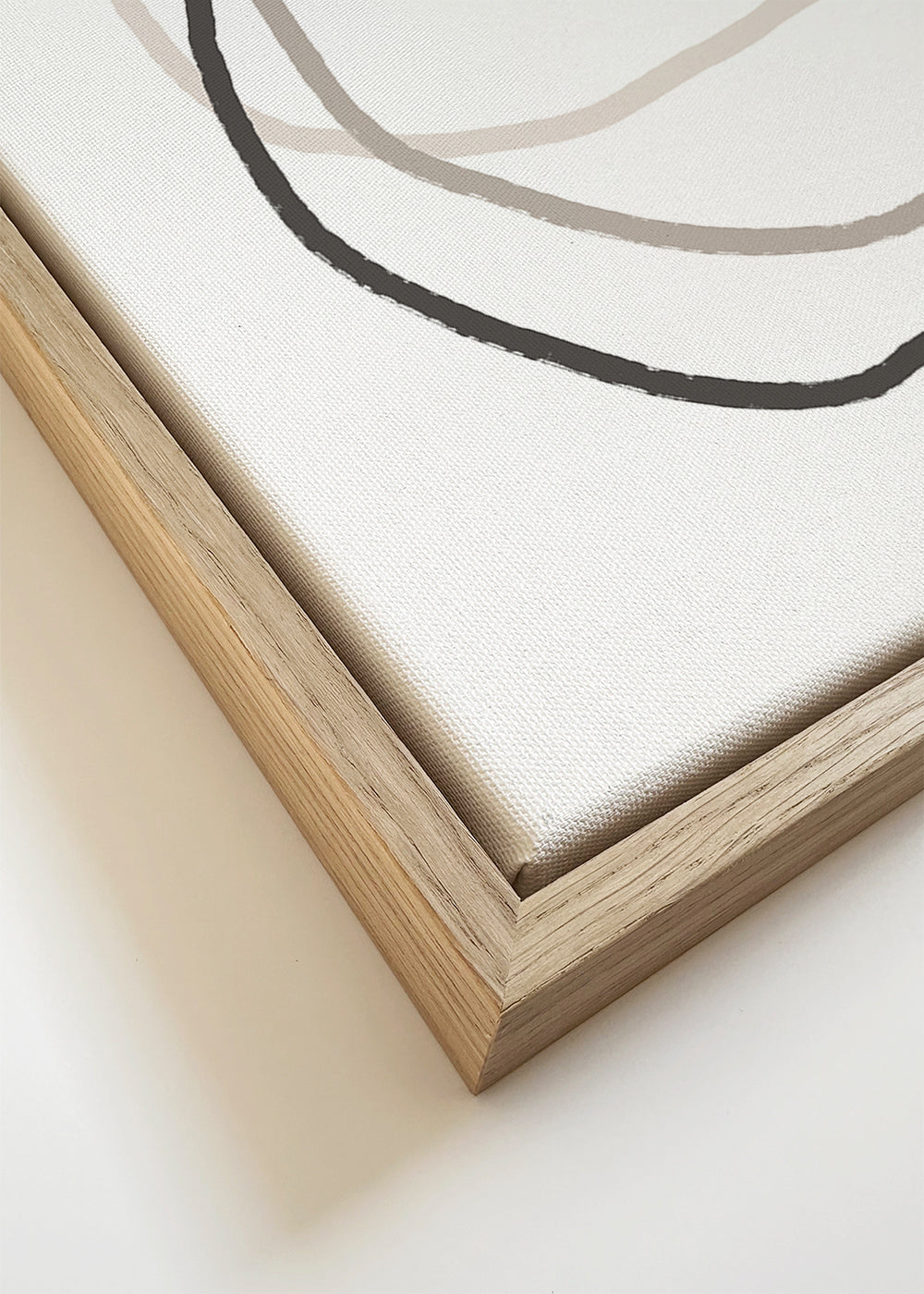 Minimalistický design liniové vázy překryté