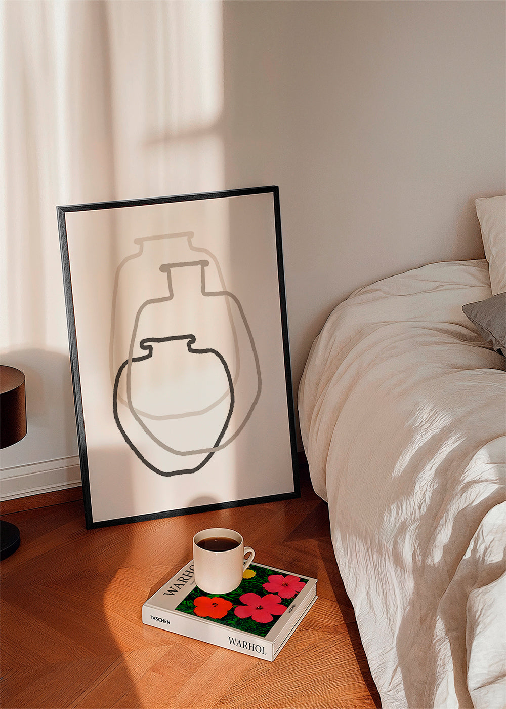 Minimalistický design liniové vázy překryté
