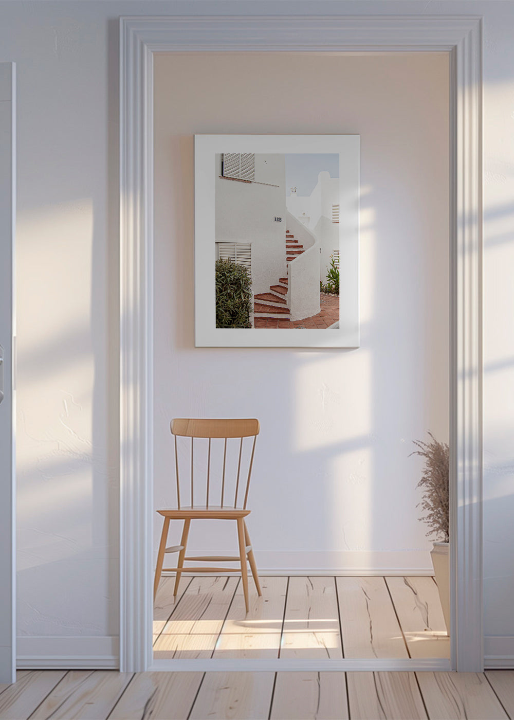 Fotografie bílého schodu a středomořského dvorku