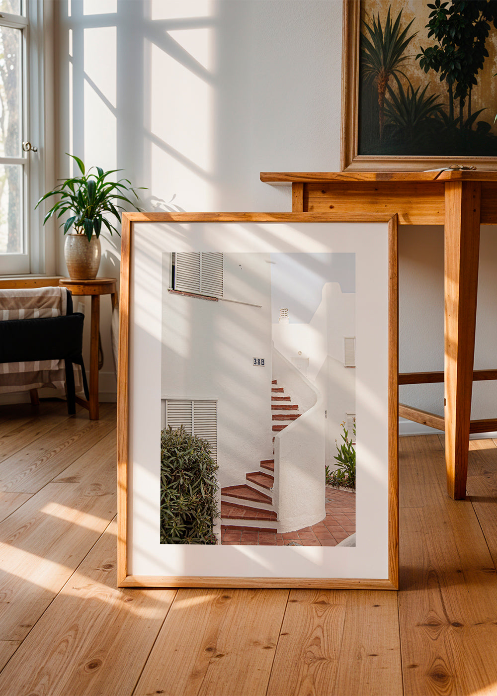 Fotografie bílého schodu a středomořského dvorku