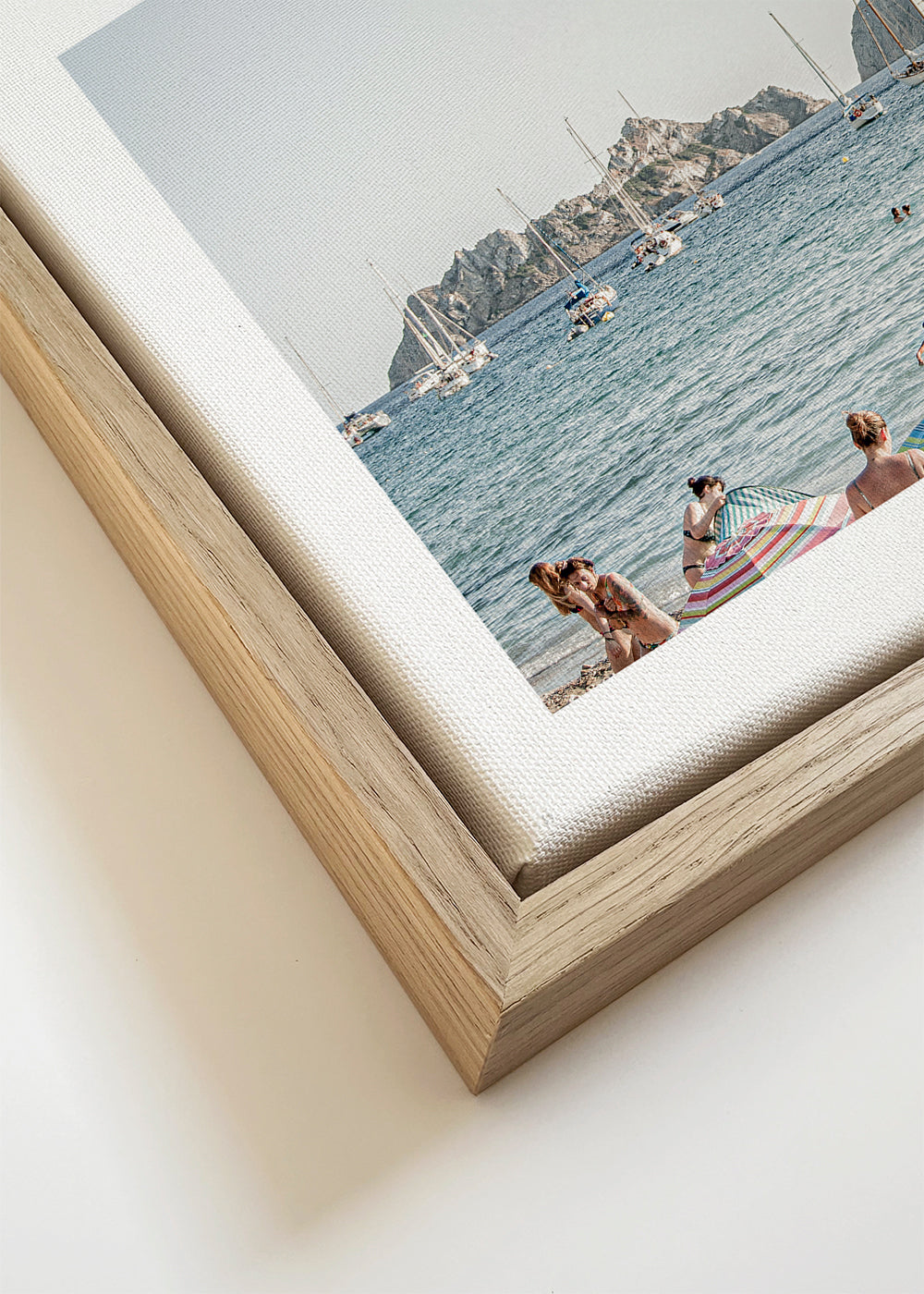 Krajinářské umění: pláž s ostrovem a plachetnicemi