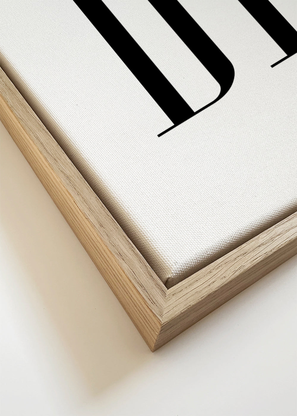 Minimalistický typografický tisk s výrazným textem