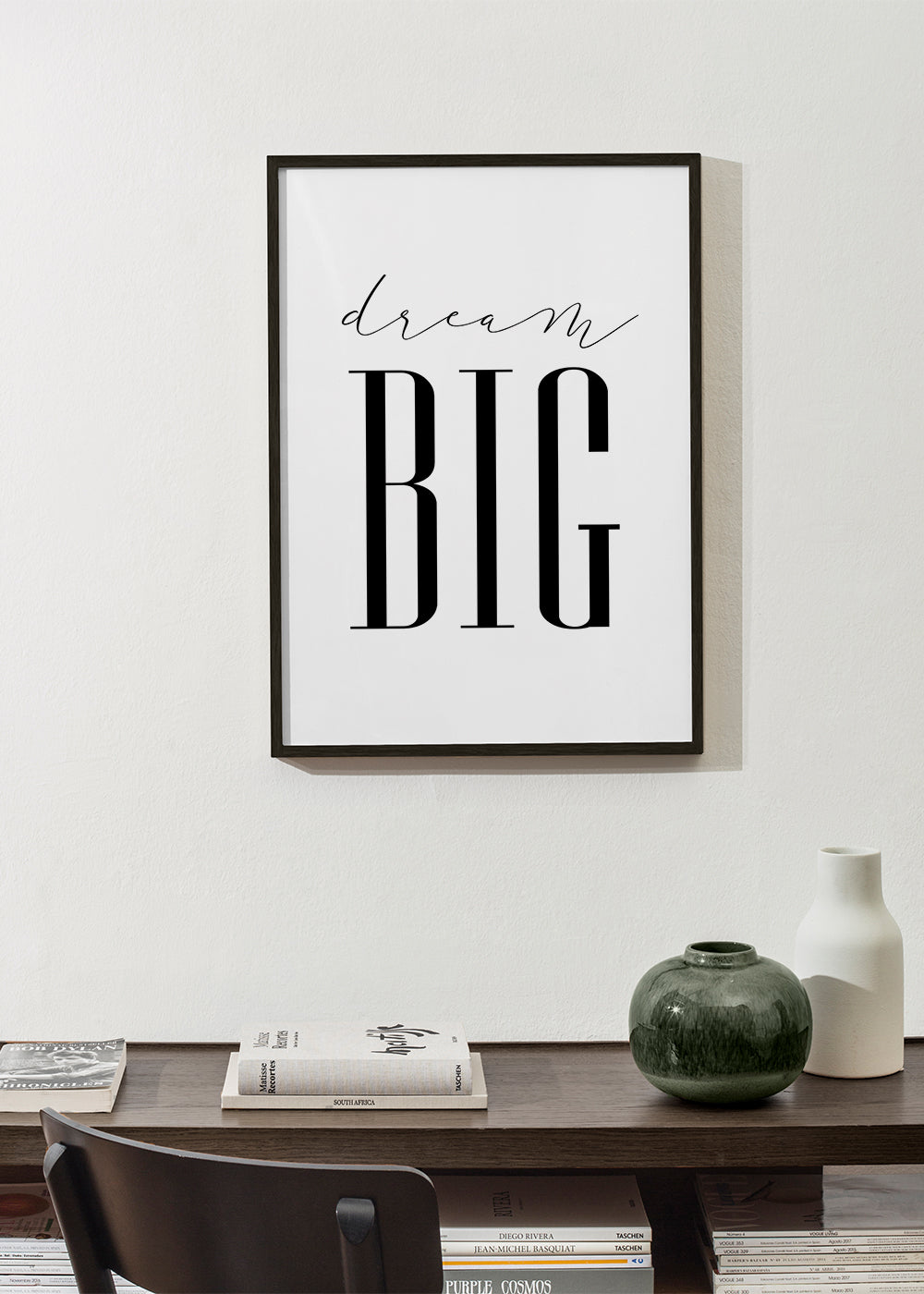 Minimalistický typografický tisk s výrazným textem