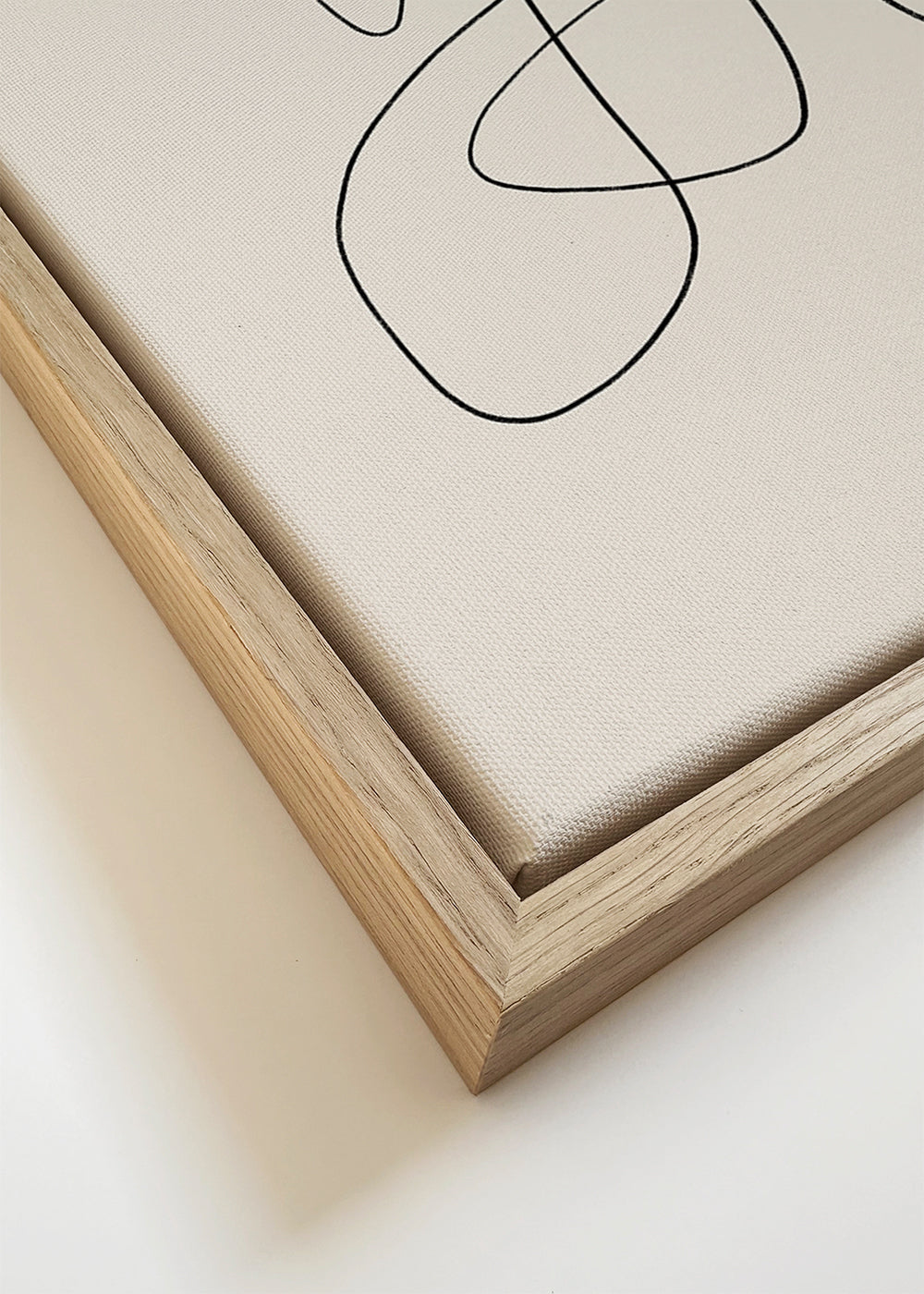Minimalistický design s plynulou čarou na béžovém pozadí
