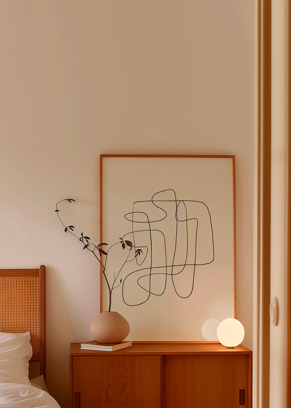 Minimalistický design s plynulou čarou na béžovém pozadí