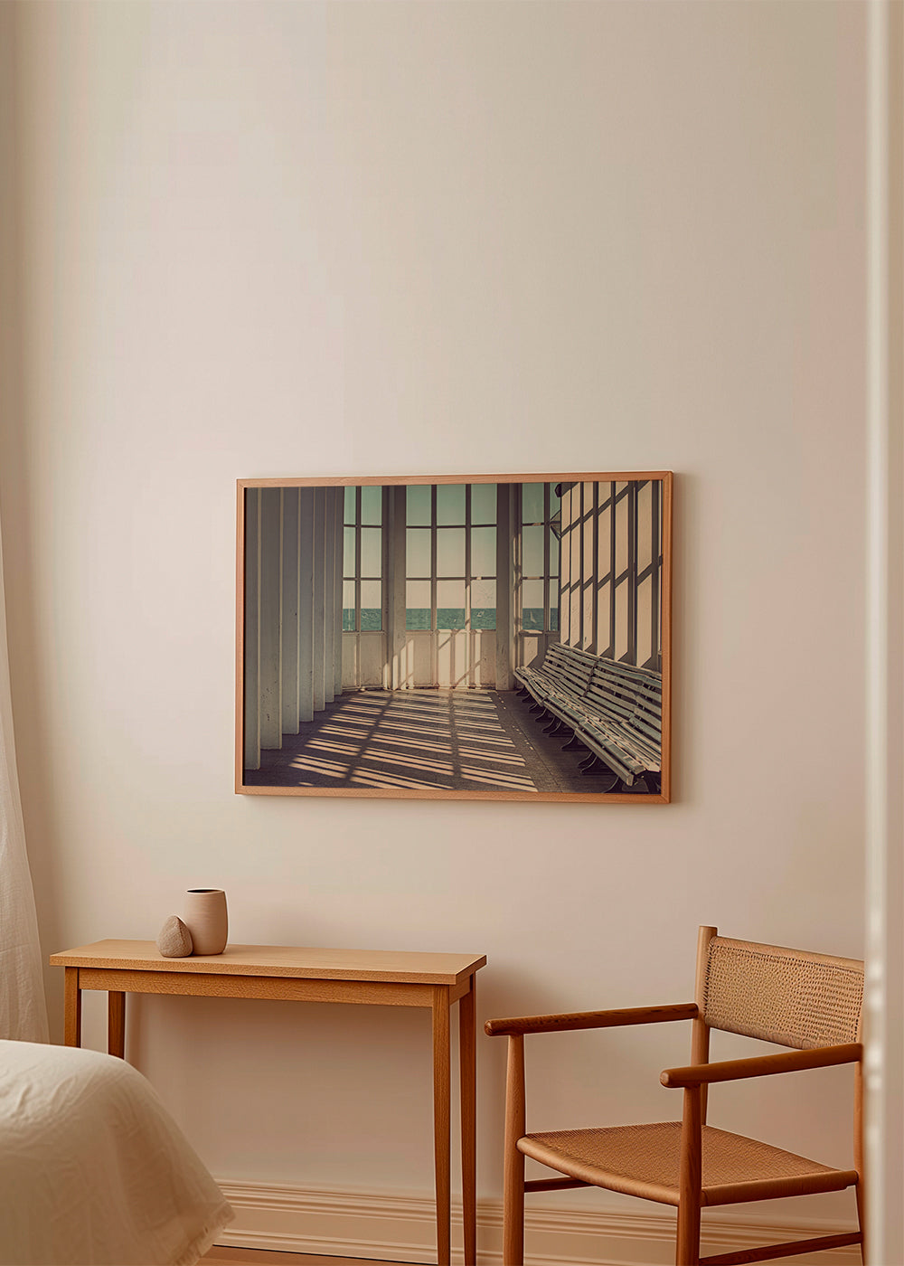 Fotografie pobřežní čekárny s lavicemi