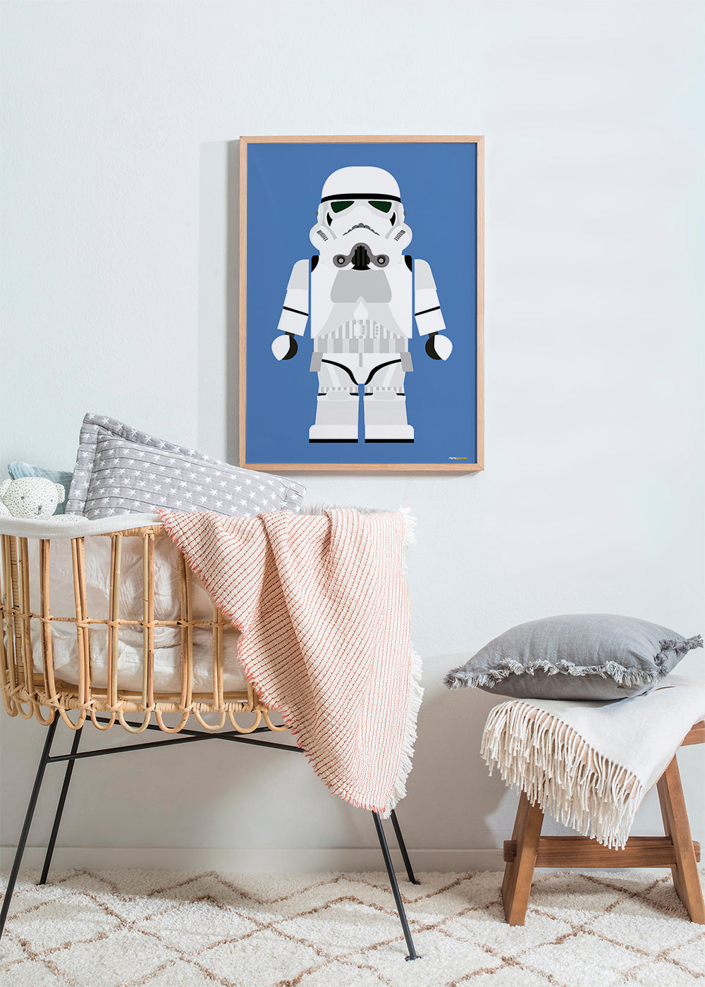 Dětský plakát Stormtrooper hračka na modrém pozadí