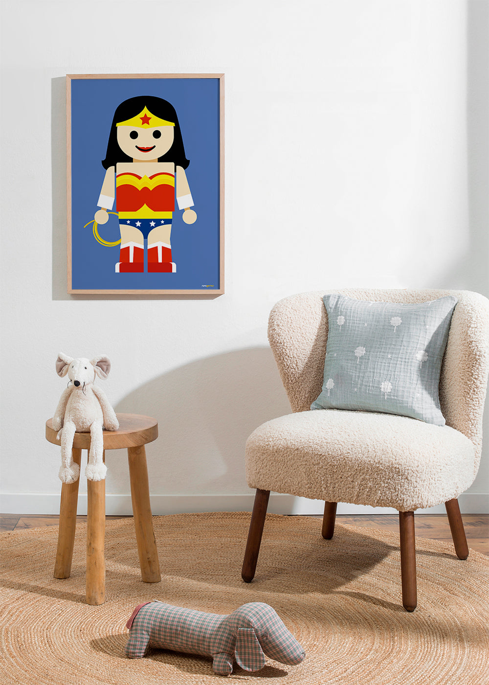 Ilustrace hračka Wonder Woman na modrém pozadí