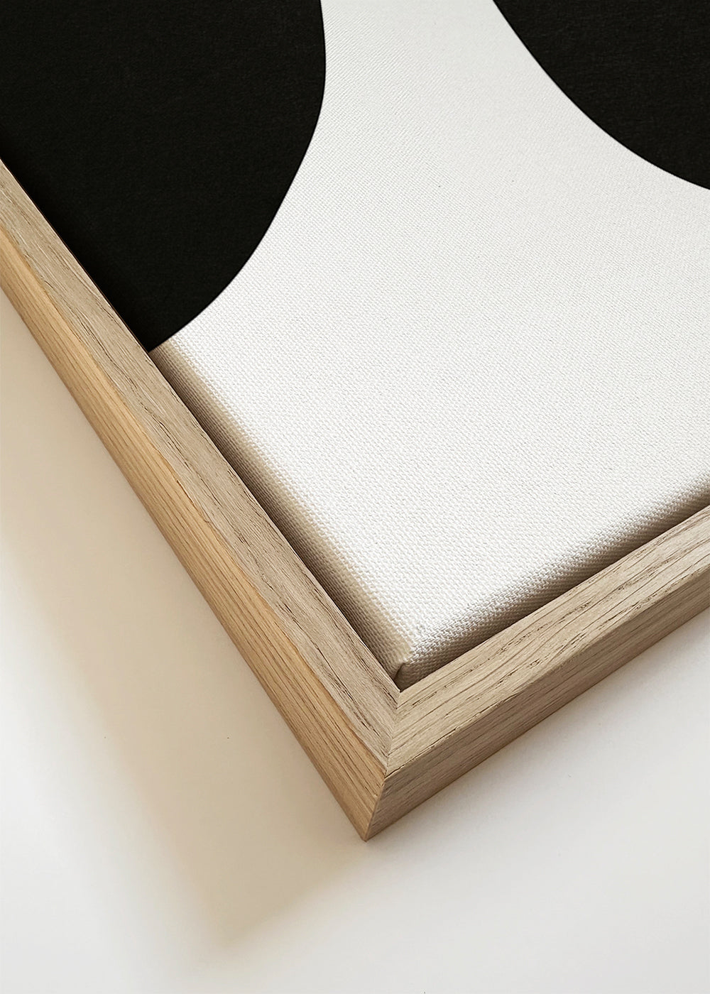 Minimalistický design s organickými černými tvary