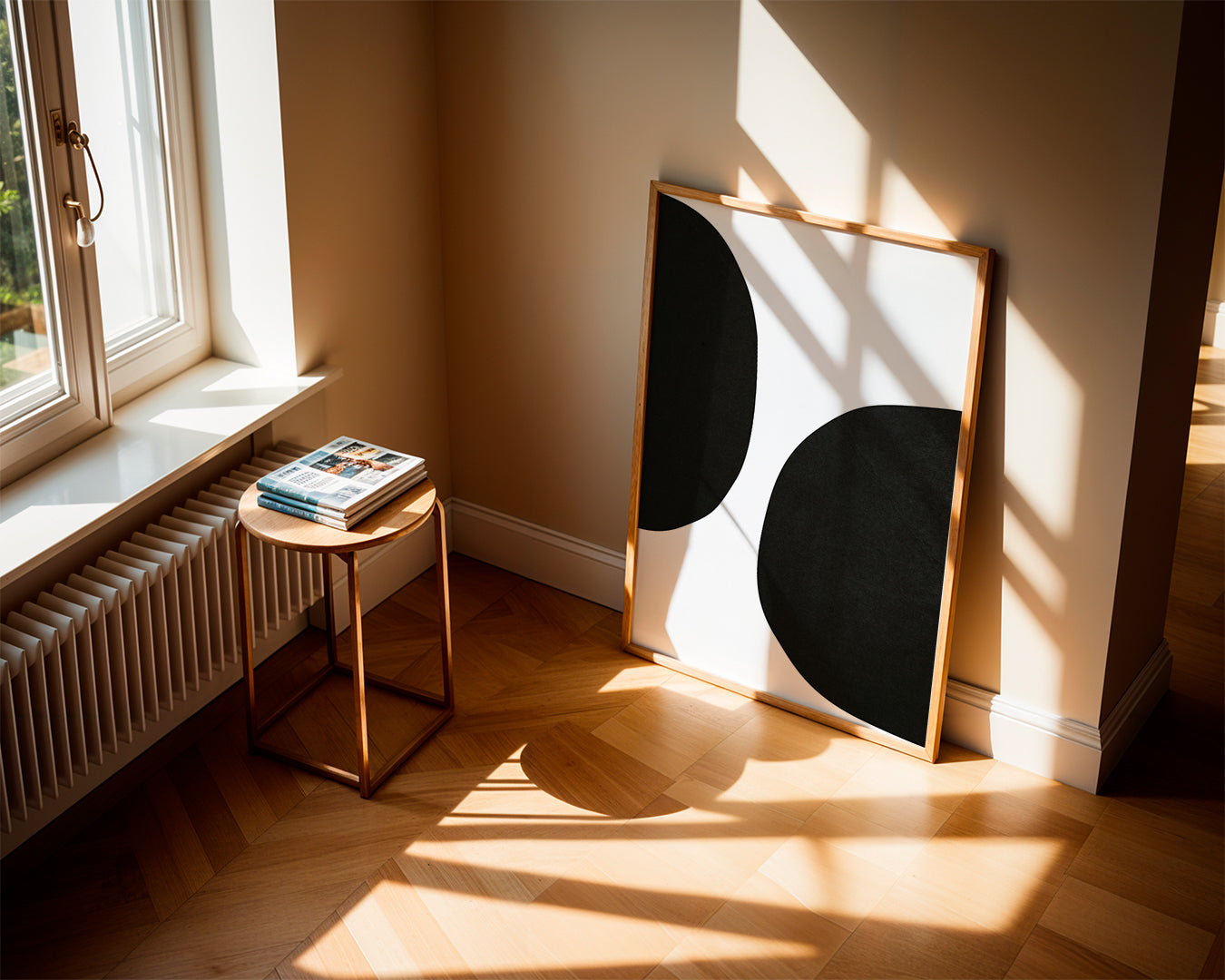 Minimalistický design s organickými černými tvary