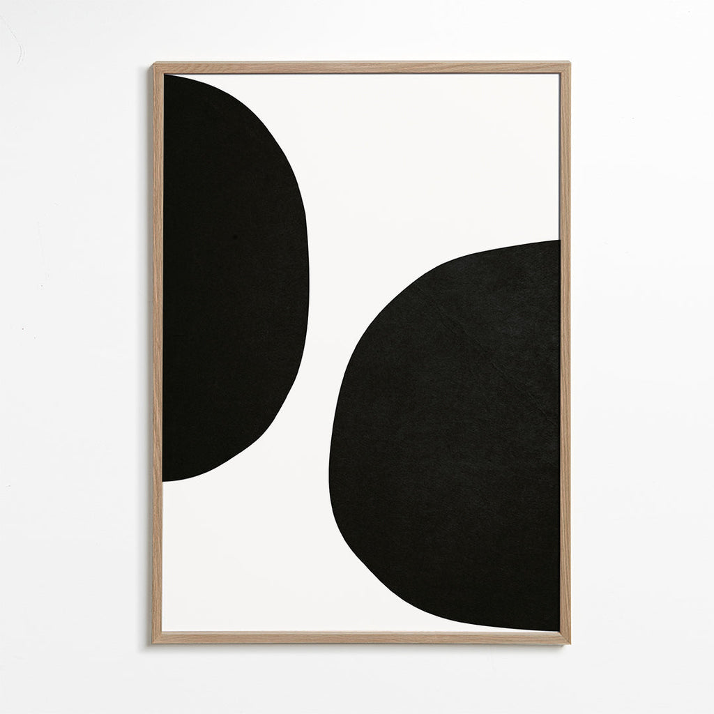 Minimalistický design s organickými černými tvary